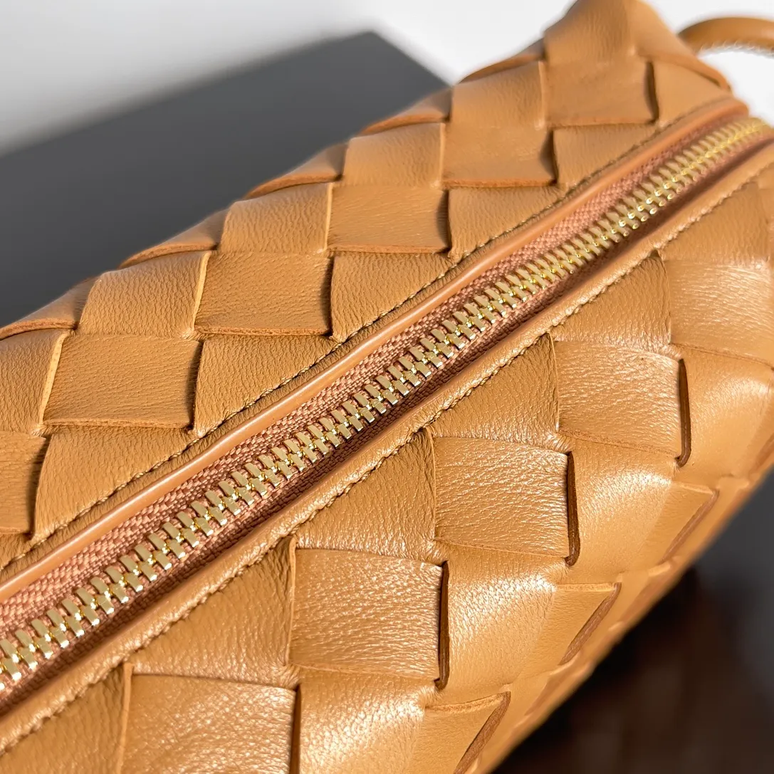 Batch 1560 New version and new color (third generation) 𝗕𝗼𝘁𝘁𝗲𝗴𝗮 𝗩𝗲𝗻𝗲𝘁𝗮———— The latest version of the loop camera bag💥 at the BV King of Cost-Effectiveness counter, large woven texture➕As always, ultra-high-quality lambskin, with zippers and adjustable drawstrings, it is especially suitable for the belly💫It can fit anything, and it is very light in weight. It is suitable for girls of all ages. Size: 17*10*6cm Style number: 723547